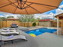 Luxury Albuquerque Home with Pool, Deck, and Hot Tub! – hotel z basenem w mieście Los Ranchos de Albuquerque
