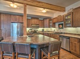 Updated Townhome with Hot Tub - Walk to Downtown!, hotell sihtkohas Red Lodge