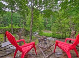 The Mill River Cabin with Fireplace and River View!, hotel con parking en Mill River