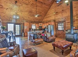 Luxury Log Cabin with 5 Private Acres and Hot Tub!, hotel u gradu Pearcy