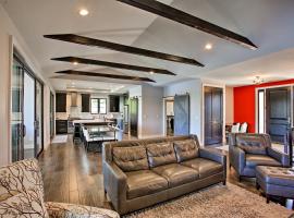 Sunroom and Hot Tub! Waterfront Silver Lake Home, hotel di Traverse City