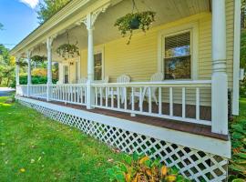 Beautiful Home Rental with Deck, 6 Mi to Lake George, allotjament d'esquí a Warrensburg