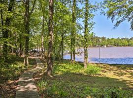 Lakefront Milledgeville Cabin Private Dock, Porch, hotel na may parking sa Resseaus Crossroads