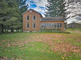 Vintage Farmhouse about 2 half Mi to Mount Pleasant Ski!, hotel in Cambridge Springs