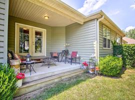 Pet-Friendly Home with Yard 9 Mi to Table Rock Lake, hotell i Blue Eye