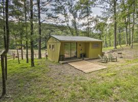 헌팅던에 위치한 반려동물 동반 가능 호텔 Lone Ranger Cabin with 50 Acres by Raystown Lake