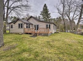 Lakefront Home with Seasonal Dock - 2 mi to Skiing!, holiday home in Wautoma