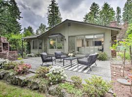 Modern Home 3 Miles to Woodinville Wine Country!, готель з парковкою у місті Вудінвілль