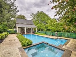 Historic Virginia Wine Country Villa with Pool, Yard，Hume的Villa