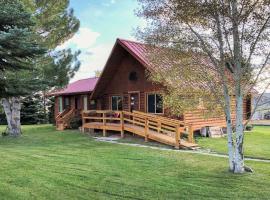 Rustic Cabin 20 Mins to Capitol Reef Natl Park!, hotel con estacionamiento en Lyman