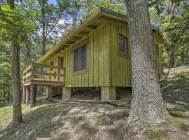 Wyatt Earp Cabin with Deck, 1 Mi to Raystown Lake!, vacation home in Huntingdon