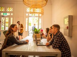 The Mansion Melbourne, hotel di Melbourne