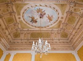 Palazzo Arcidiacono - luxury holidays、カターニアにあるウルシーノ城の周辺ホテル