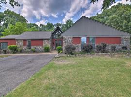 Spacious Southaven Home on 8 Acres with Private Pool, hotel din Southaven