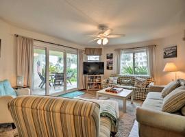 St Augustine Beach Condo with Patio and Pool Access!, hotel in Butler Beach