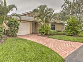 Sand Dollar Island Home - Walk to Beach and Pool!, villa i Jensen Beach