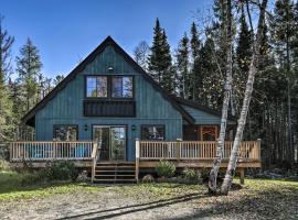 Charming Lake Placid Chalet with Deck and Forest Views, hotel cerca de Craig Wood Golf Course, Lake Placid