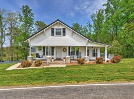 Dobson Farmhouse with Wraparound Porch and Fire Pit!, hotel v destinaci Dobson