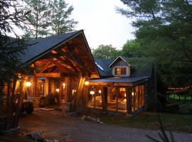 Enchanting Chalet, Covered Parking, King Suite，富蘭克林里普之叉釀酒廠（Leiper's Fork Distillery）附近的飯店