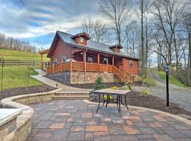 Rustic Dundee Log Cabin with Hot Tub and Forest Views!, semesterhus i Dundee