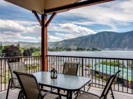 Breezy Lake Chelan Condo with Pool and Hot Tub Access!: Manson şehrinde bir kiralık tatil yeri