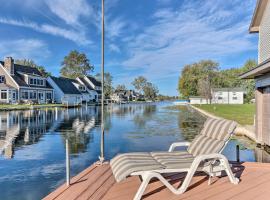 Waterfront Syracuse Home with Deck, Fire Pit and Kayaks، فندق مع موقف سيارات في Syracuse