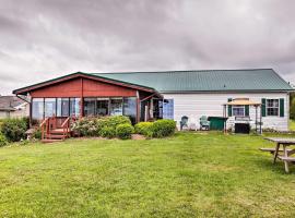 Lyndonville Home with Fire Pit, Screened Patio and AandC, puhkemaja sihtkohas Waterport