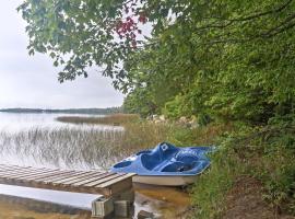 Gould City Lakefront Hideaway w/ Dock & Rowboat!, hotel en Gould City