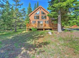 Bright Klamath Falls Cabin with Deck and Mtn Views!, vikendica u gradu Klamat Fols