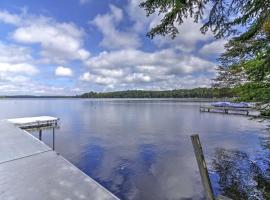 Land O Lakes Hideaway with Boat Dock and Lake Views!, villa en Land O' Lakes