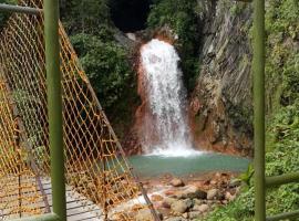 Pulangbato Falls Mountain Resort: Dumaguete şehrinde bir tatil köyü