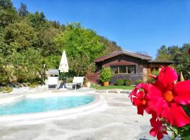 Casetta nel Bosco Naturas con piscina privata e gratuita, hotel with parking in Rossana
