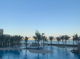 2 BEDROOM in PALM JUMEIRAH CRESCENT BALQIS RESIDENCE DIRECT BEACH ACCESS, hotel in zona Aquaventure Waterpark, Dubai