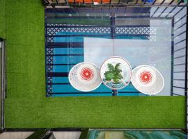 Almor Hostel With Pool in right center, hotel a Ha Long