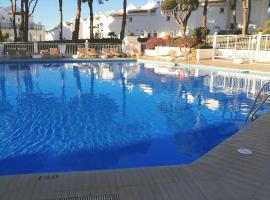 Casa Romero - Beautiful Villa, Corner by Pools, Full Kitchen, 3 Terraces, Internet, Netflix, hotel in Marbella