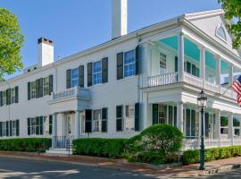 Captain Morse House - Luxury, Waterfront, Town, & Beaches - 5 stars – hotel w mieście Edgartown