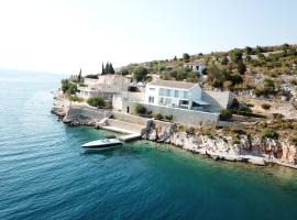 Villa Basthel direct aan zee ,verwarmd zwembad en sauna, Ferienhaus in Barić Draga