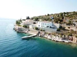 Villa Basthel direct aan zee ,verwarmd zwembad en sauna