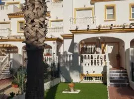 LUJOSO ADOSADO de TRES HABITACIONES en VERA PLAYA A 200 METROS DEL MAR