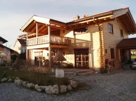 Ferienwohnung im gemütlichen Blockhaus vor den Bergen