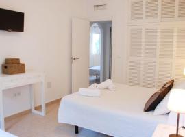 Apartamentos CostaMar 1; Apartamento n&ordm;11, hotel pro pobyt s dom&aacute;c&iacute;mi mazl&iacute;čky v destinaci Es Pujols