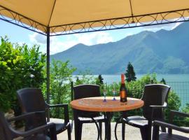 Casa le Palme，Pino Lago Maggiore的有停車位的飯店