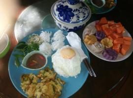 ต้งโฮมหละปูน ณ ตูบแก้ว, golfový hotel v destinaci Lamphun