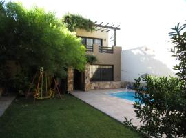 Quinta Montaña - Casa entera grupo o familia 8-10 personas - céntrica, piscina - Todas las comodidades!, hotel em Mendoza