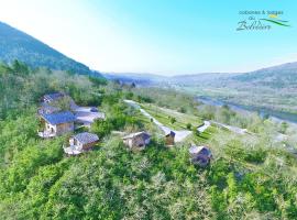 Cabanes et Lodges du Belvedere: Serrières-sur-Ain şehrinde bir orman evi