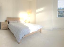 Kings Lynn, Double bedroom, newly renovated bathroom, hotel with parking in King's Lynn