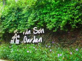 Van Son Garden - HomeStay, hotel v destinaci Hòa Lạc