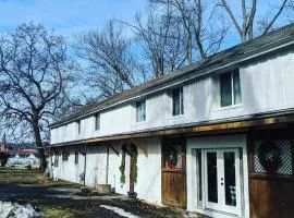 Historic Barn 2 Bedroom Apartment - Racetrack View & Minutes To Legoland