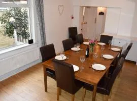 Newquay Escape, 5 spacious ensuite bedrooms & parking- Simplycheckin