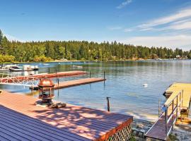 Newport Cabin with Lakefront Private Porch and Grill!, hotel v destinaci Newport